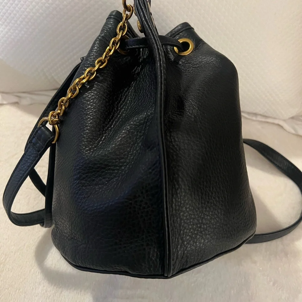 🩷 Hobo PIER BUCKET CROSSBODY IN BLACK Leather/ Gold Hardware🩷
